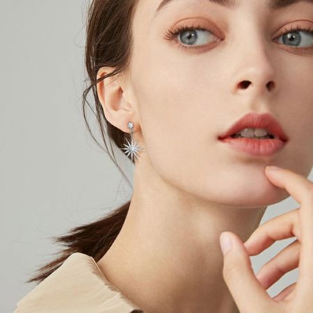 Una modelo mostrando los Pendientes de Novia Latelita de Estrella de Rodio, destacando cómo complementan las características faciales.
