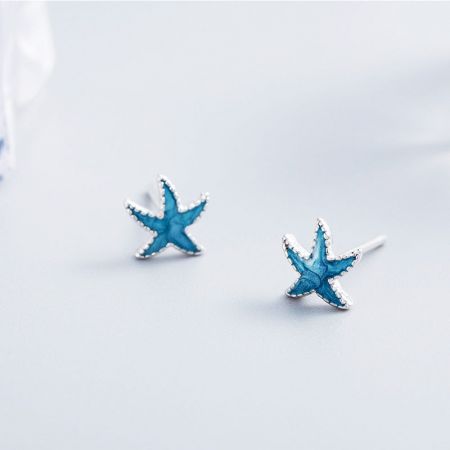 Orecchini a bottone a forma di stella marina in smalto blu (5 paia) in argento sterling 925. - Un paio di orecchini a bottone a forma di stella marina in argento sterling 925 con dettagli in smalto blu vivace, mostrati su uno sfondo bianco pulito.
