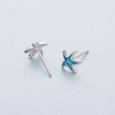 Vista dettagliata della parte anteriore e posteriore dell'orecchino a forma di stella marina, che mostra il perno e la chiusura in argento sterling 925.