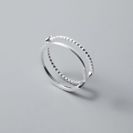 Ein Ring aus Sterlingsilber aus dem Set mit einzigartiger Perlenstruktur und Doppel-Layer-Design.