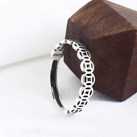 Ein Ring im Kettenlink-Stil aus Sterlingsilber aus der Vintage-Kollektion, gekennzeichnet mit S925.