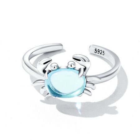 Ensemble de bagues ajustables en cristal bleu en argent sterling 925. - Un gros plan détaillé d'une bague ajustable en argent sterling 925 avec un design de crabe et une pierre précieuse en cristal bleu clair étincelante.