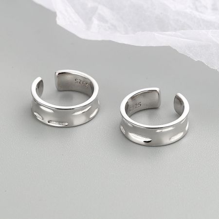 Due bracciali per orecchie in argento sterling S925 esposti insieme, che mostrano il loro fascino minimalista e unisex.