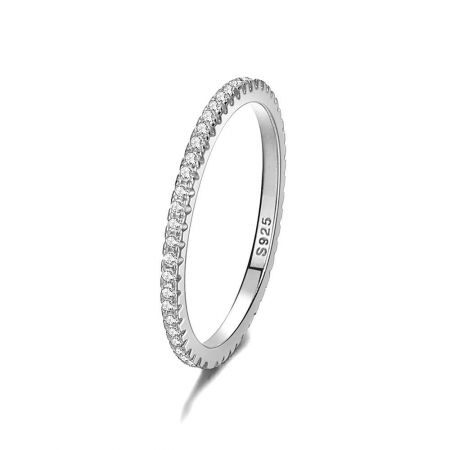 Gros plan détaillé de la bague éternité en argent sterling 925 plaquée platine, mettant en avant les pierres en zircon cubique étincelantes.