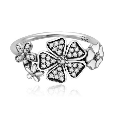 Bague Bouquet Argent Scintillant - Gros plan de la bague Bouquet Argent Scintillant, mettant en avant son design floral complexe avec des zircon cubiques étincelants sertis en argent sterling 925.