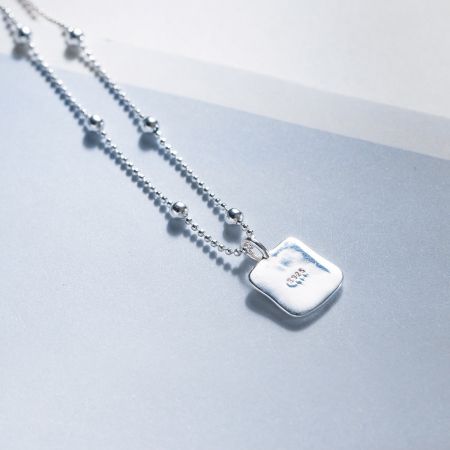 Vue arrière du pendentif carré montrant le tampon d'authenticité '925' en argent sterling.