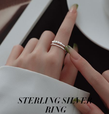 Bague d'anxiété en argent sterling 925 - Un gros plan en studio de la bague d'anxiété en argent sterling 925, mettant en valeur sa finition en argent poli et son design unique de grappe de perles. Proposé par JR Fashion Accessories.