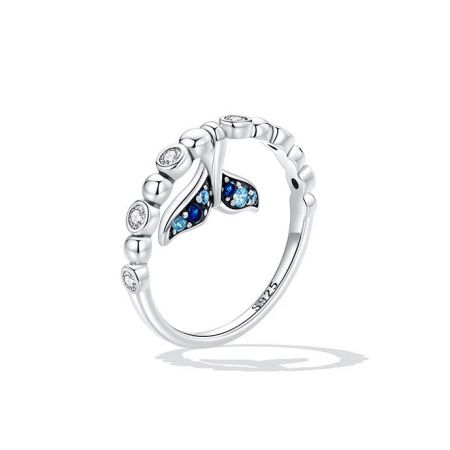 Vue détaillée d'une bague en argent sterling du set, avec un délicat design de feuille et des pierres CZ bleues et transparentes.