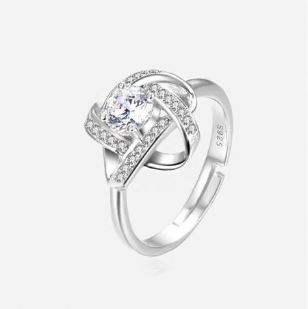 Il marchio S925 visibile sulla parte interna dell'anello in argento sterling con design a trifoglio vuoto.