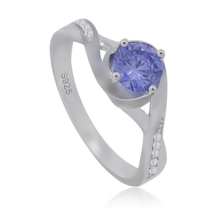 Zijaanzicht van de sterling zilveren bandring, met de S925-stempel en de ingewikkelde zetting van de paarse tanzaniet en cubic zirconia stenen.