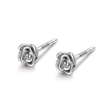Orecchino a bottone a forma di rosa in argento sterling 925 - Un primo piano dettagliato dell'orecchino a bottone a forma di rosa in argento sterling 925, che mostra il design intricato dei petali e la finitura argentata lucida.