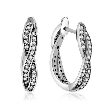 Scatto macro dettagliato dell'orecchino a cerchio in argento sterling, che mostra chiaramente il marchio S925 che certifica la sua autenticità e la fine impostazione degli accenti in zirconia cubica.