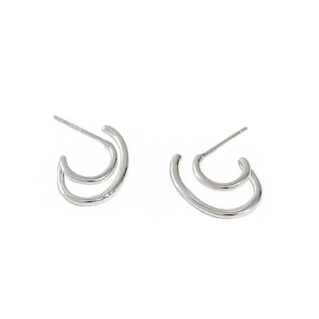 Foto do produto dos brincos de argola dupla C em prata esterlina 925, detalhando seu design irregular em forma de U.