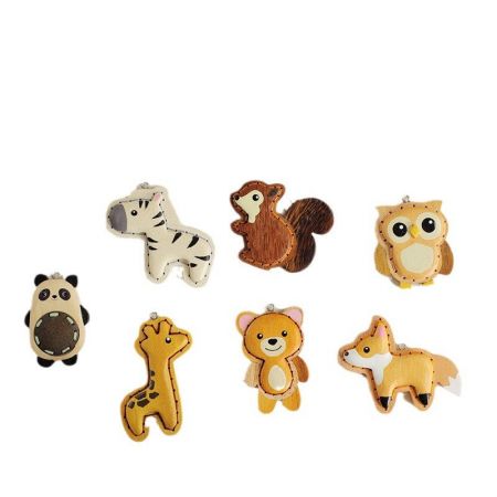 Porte-clés en bois sculpté à la main & charme de téléphone - Une collection vibrante de porte-clés en bois sculptés à la main, comprenant un panda, un renard et un hibou, montrant la variété dans l'ensemble de 5 pièces.