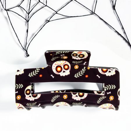 Een gedetailleerde suiker schedel haarclip, die Halloween en Dia de los Muertos stijlen mengt.