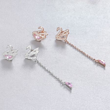925 Sterling Zilver Asymmetrische Kristallen Zwaan Drop Stud Oorbellen (5 Paar) - Een paar asymmetrische kristallen zwaan drop stud oorbellen van 925 sterling zilver, getoond in zowel zilveren als roségouden afwerkingen.