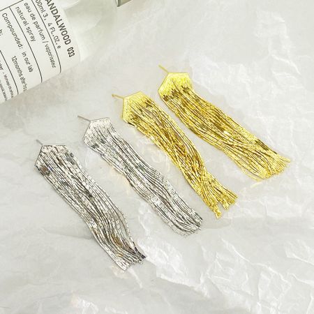 Orecchini a frangia lunga esagerata in argento sterling 925 (5 paia) - Una foto promozionale di orecchini a frangia lunga in argento sterling 925 esagerati, che mostrano sia opzioni di colore argento che oro.