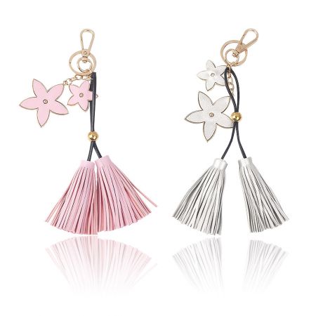 Llave de fleco de cuero floral - Un par de llaveros de flecos de cuero floral, uno en rosa y otro en blanco, que muestran el diseño personalizable y la calidad artesanal de JR Fashion Accessories.