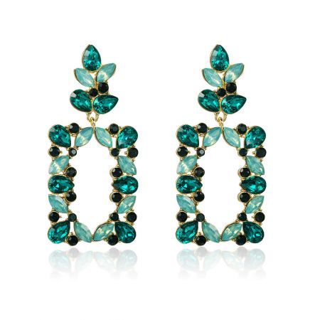 Pendientes Grandes en Tono Verde - Un par de pendientes grandes en tono verde (JRE-017) con un acabado chapado en oro, que presenta un intrincado diseño floral con piedras de cristal en tonos verde azulado y negro.