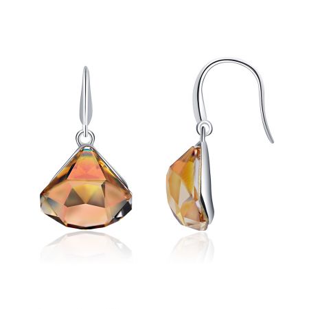 Visão detalhada dos brincos Swarovski Golden Energic Hook, destacando o gancho prateado e a faceta de cristal.