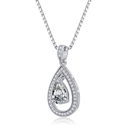Foto em ângulo do colar com pingente de diamante em forma de gota, destacando seu brilho.