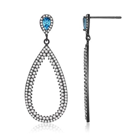 Vista frontal detallada de los pendientes en forma de lágrima que muestran las brillantes piedras de circonio cúbico azules y blancas.