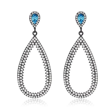 Boucles d'oreilles en zircon cubique en forme de poire avec halo noir et or. - Une paire de boucles d'oreilles en zircon cubique en forme de poire avec halo noir et or, présentant un design en goutte d'eau avec une gemme bleue centrale entourée d'un halo de pierres en zircon cubique blanc sur une base en laiton plaqué hématite.