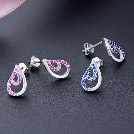 Una collezione di orecchini a perno a goccia d'acqua in argento sterling 925 con zirconia cubica scintillante.