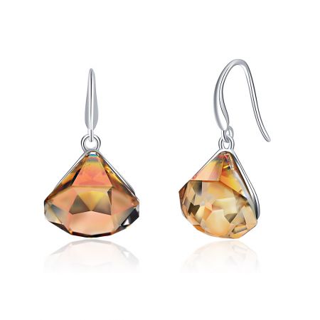 Foto em ângulo dos brincos em forma de gota, mostrando a vibrante pedra preciosa Swarovski em tom laranja.