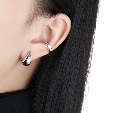 En stilren look med de hypoallergena ringörhängena i 925 silver, perfekta för en minimalistisk estetik.