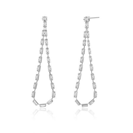 Una ripresa dettagliata degli orecchini a pendente a forma di goccia, che mostra le pietre di zirconia cubica chiare rettangolari collegate in una montatura in argento lucido.