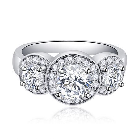 Anillo de zirconia de 3 piedras LOVE - Vista frontal del anillo de zirconia de 3 piedras LOVE, exhibiendo tres piedras de zirconia cortadas en brillante sobre una banda chapada en rodio, simbolizando el amor eterno.