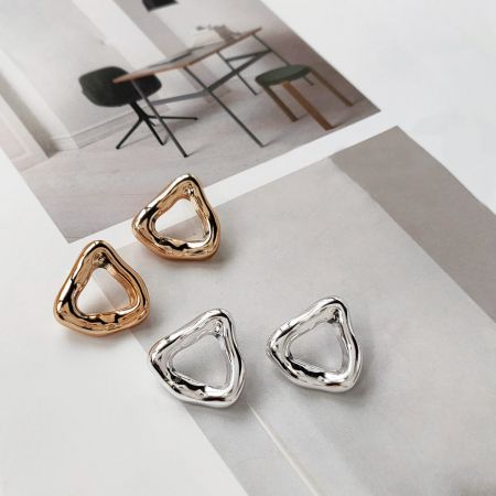 幾何学的ゴールド&シルバープレートカーブ三角フープイヤリング(5ペアセット) - 白い背景に並べて展示された金と銀の幾何学的カーブ三角フープイヤリングのペア。