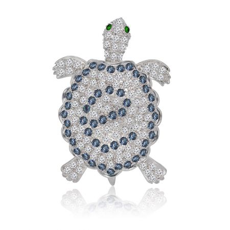Blauw Witte Schildpad Broche Speld - Close-up van de Blauw Witte Schildpad Broche Speld, die het ingewikkelde ontwerp toont met sprankelende blauwe en smaragdgroene rhinestones op een rhodium-geplateerde zinklegering basis.