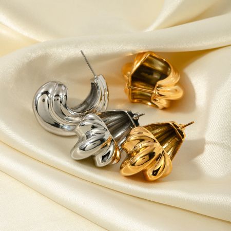 Pendientes de Aro Geométricos en Forma de C de Acero Inoxidable (Conjunto de 5 Pares) - Un conjunto de pendientes de aro geométricos en forma de C de acero inoxidable, gruesos, en acabados de oro y plata, exhibidos elegantemente sobre un fondo de satén color crema.