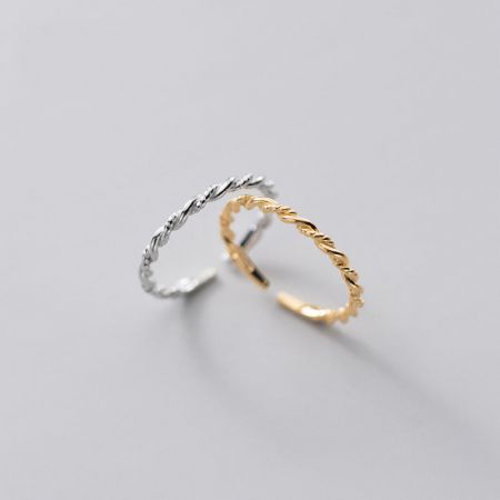 Bagues fines ajustables en corde en argent sterling 925. - Un ensemble de bagues en corde fines ajustables en argent sterling 925, mettant en valeur à la fois les finitions argentées élégantes et dorées classiques sur un fond épuré.