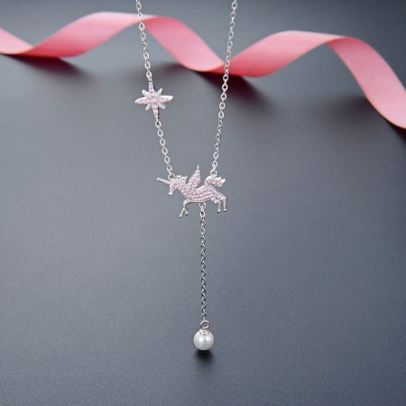 Collares de cadena Y de perla colgante de zirconia rosa de plata esterlina 925. - Un delicado collar de cadena Y de plata esterlina 925 con un encantador charm de unicornio, una estrella de zirconia rosa brillante y una elegante perla colgante.