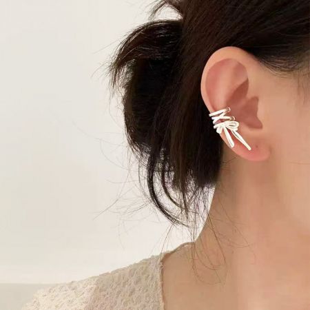 Un'altra angolazione del bracciale auricolare a nodo in argento elegante indossato.