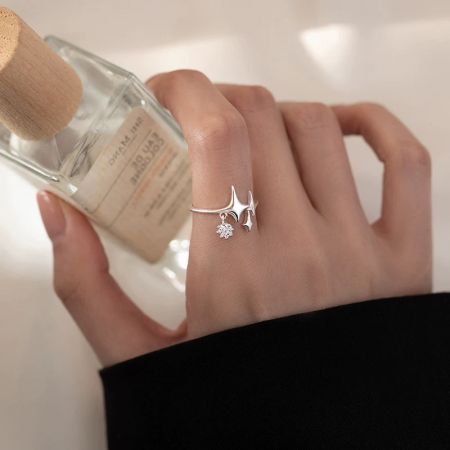 모델의 손에 보여지는 컬렉션의 독특한 스털링 실버 CZ 반지.