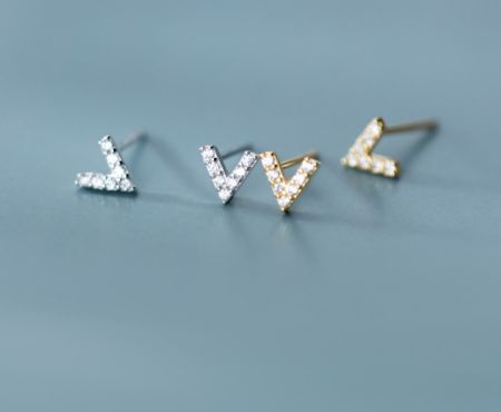 Vista ravvicinata degli orecchini a forma di V in argento sterling 925 con finiture in argento e oro, evidenziando le pietre in zirconia cubica.