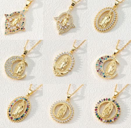 Maßgeschneiderte religiöse Halskette für Frauen - Eine Kollektion von maßgeschneiderten religiösen Halsketten für Frauen mit goldenen Anhängern der Jungfrau Maria in verschiedenen Designs und bunten Edelsteinverzierungen, angeboten von JR Fashion Accessories.