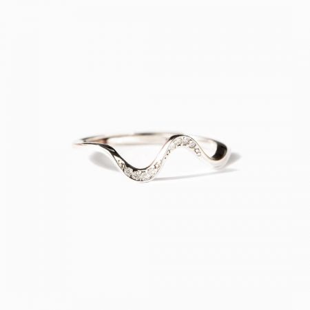 Set di 5 anelli in cristallo curvato Danza Ritmica in argento sterling 925 - Un anello Danza Ritmica in argento sterling 925 con una distintiva forma a S ondulata, abbellito con cristalli di zirconio scintillanti, su uno sfondo bianco pulito.