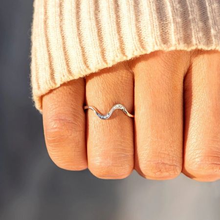 Una modelo usando el anillo Rhythmic Dance de plata esterlina, demostrando su ajuste elegante y apariencia sofisticada.