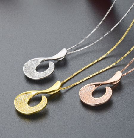 Collar de Gancho Geométrico Micropavimentado de Circonia Cúbica de Plata de Ley 925 - Tres collares de gancho geométrico micropavimentados de plata de ley 925 en acabados de plata, oro y oro rosa, mostrando las variaciones de color disponibles.