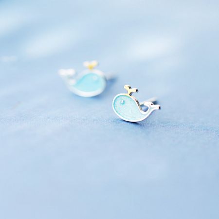 Boucles d'oreilles en argent sterling 925 en forme de petite baleine bleue mignonne - Une paire de boucles d'oreilles en argent sterling 925 en forme de baleine avec une finition délicate en émail bleu clair, présentée sur un fond blanc propre.