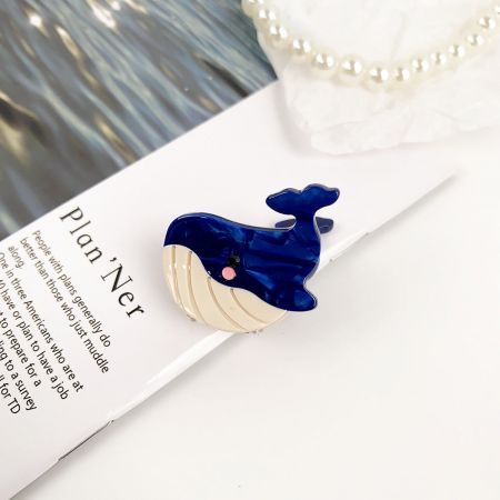 青いクジラの形をしたアセテートヘアクリップの詳細。