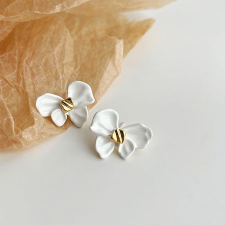 Boucles d'oreilles clou en forme de nœud en émail blanc plaquées or en gros (5 paires) - Une paire de boucles d'oreilles clou en forme de nœud en émail blanc en gros avec un élégant plaquage or, fabriquées en laiton de qualité.