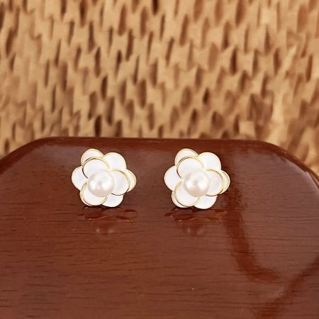 エレガントな14kゴールドメッキの白いエナメル椿の花のスタッドイヤリング(5ペア) - 白いエナメルの花びらと中央の真珠のアクセントを持つ、エレガントな14kゴールドメッキの椿の花のスタッドイヤリングのペア。