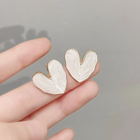 甘い白いエナメルの幾何学的ハートスタッドピアス（5ペア） - エレガントな金のトリムが施された甘い白いエナメルの幾何学的ハートスタッドピアスのペアが、クリーンな背景に展示されています。