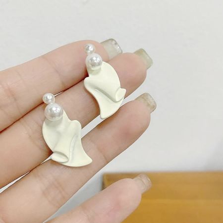 セットの別の白いイヤリングのペアで、シンプルなパールデザインが特徴。
